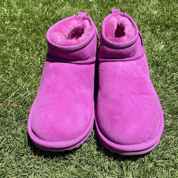 NWT UGG Classic Ultra Mini Boots! - Picture 13 of 15